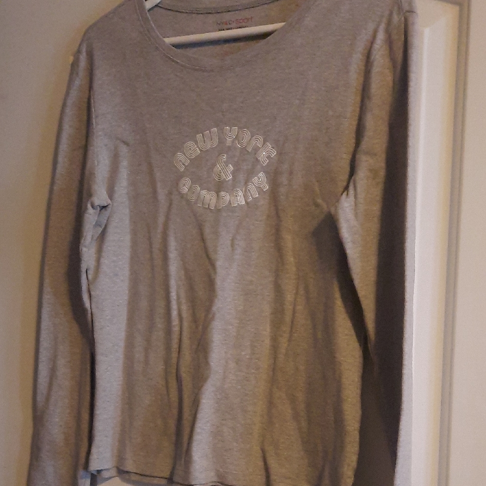 New York & Company Light Gray Long Sleeve Graphic Tee
